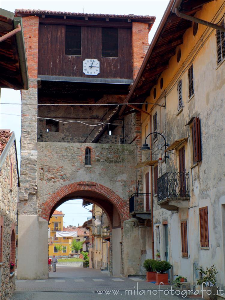Piverone (Torino) - Lato interno delì'antica porta torre di accesso al borgo